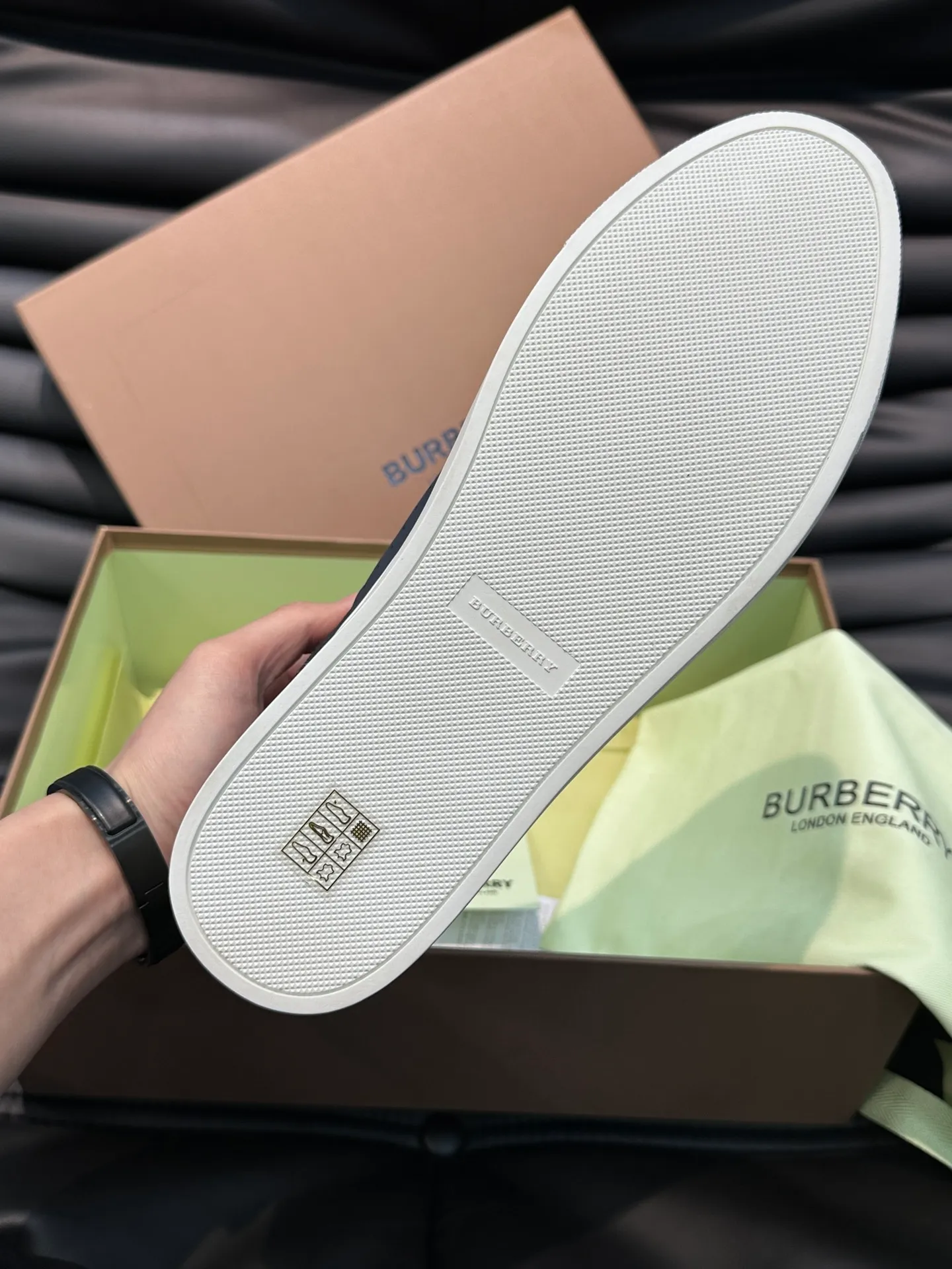 ¥380 B's men's classic low-top sneakers are reinterpreted in Vintage plaid cotton material and decorated with a new brand logo. First-layer cowhide lining, embossed Burberry logo on the heel, and original TPU outsole! Size: 38-44 (45 46 customized)